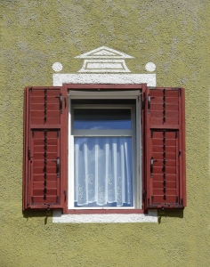 1383066_window_in_the_facade_of_dolomite_house